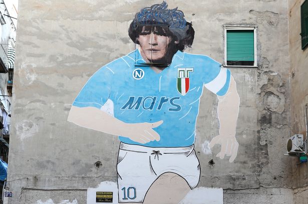 fresque de maradona sur un mur de la ville de naples