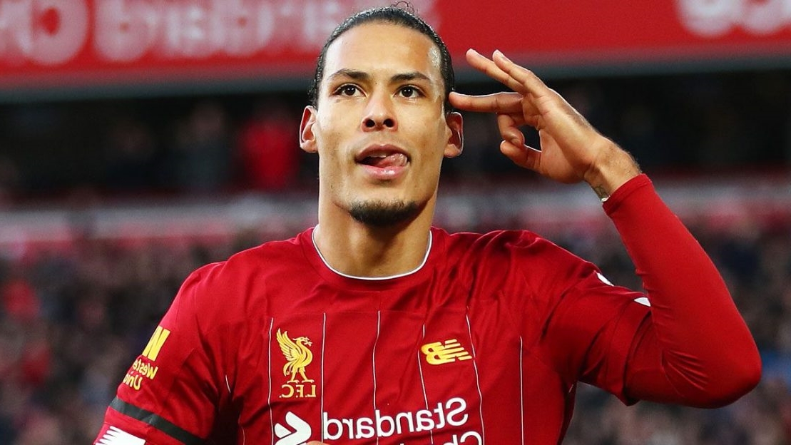 virgil van dijk saluant les supporters de liverpool