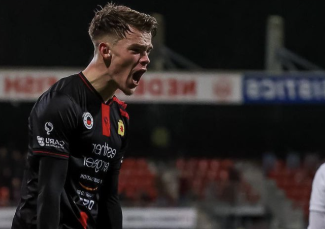 Thijs Dallinga célèbre son but en Eerste Divisie