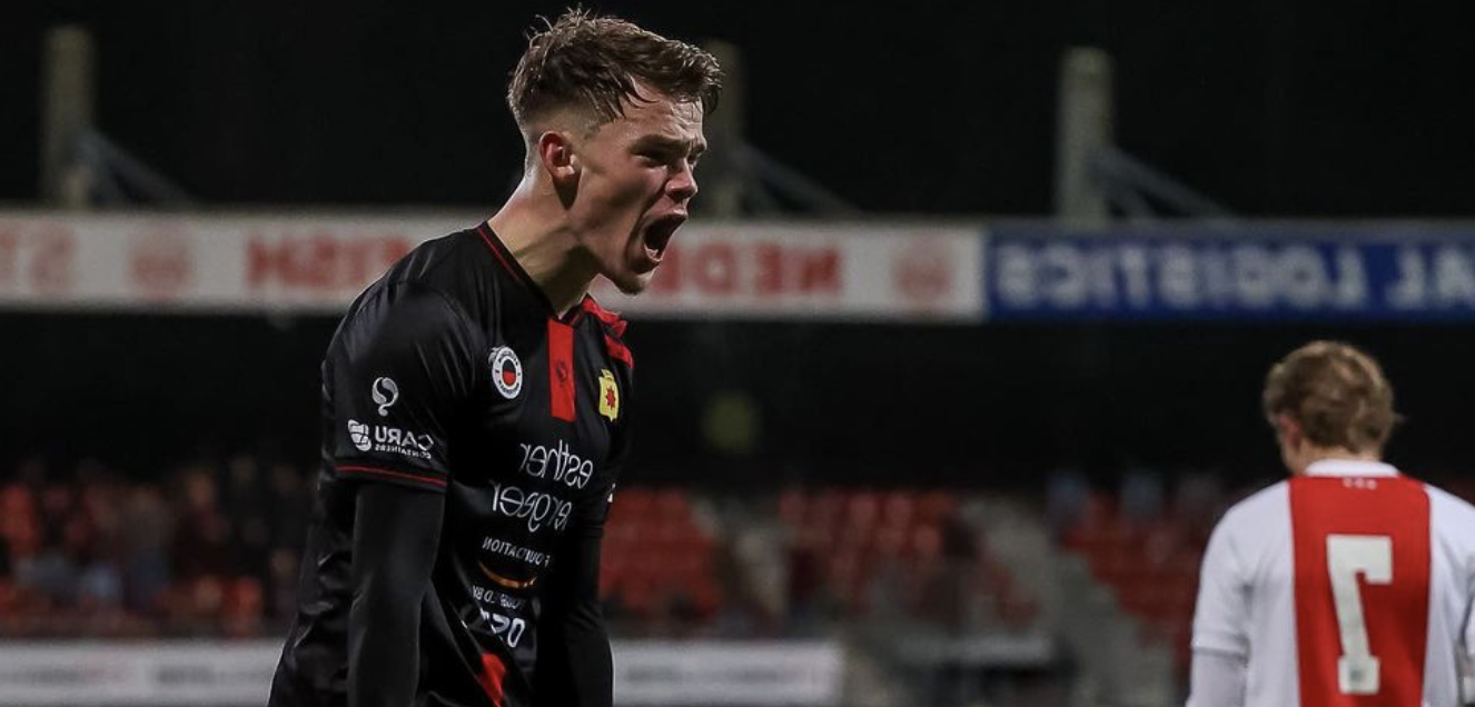 Thijs Dallinga célèbre son but en Eerste Divisie