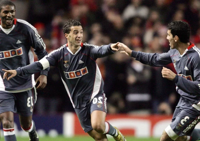 sabrosa simao célèbre son but avec Benfica lors de la qualification en LDC