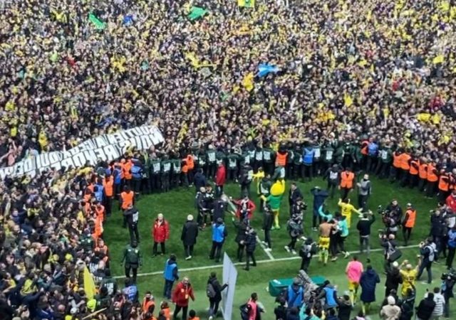 les supporters de Nantes envahissent la pelouse du stade