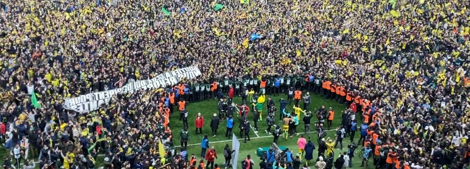 les supporters de Nantes envahissent la pelouse du stade