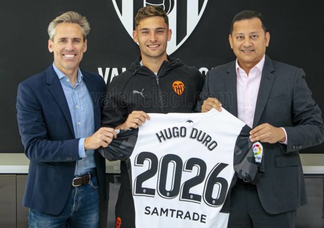 Hugo Duro lors de sa signature au FC Valence jusqu'en 2026