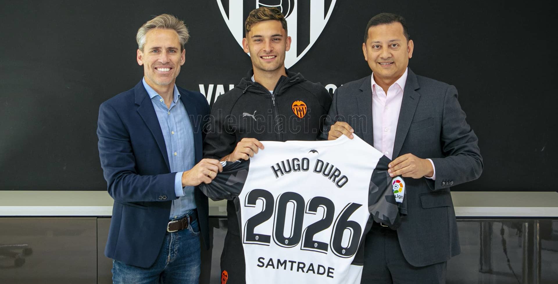 Hugo Duro lors de sa signature au FC Valence jusqu'en 2026