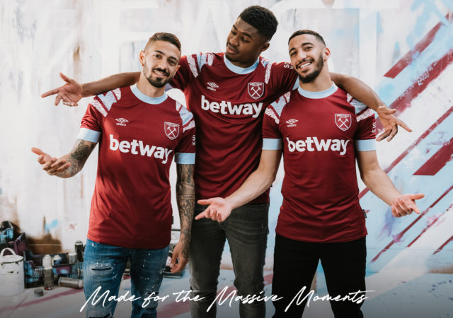 présentation du nouveau maillot de West Ham pour la saison 2022 2023