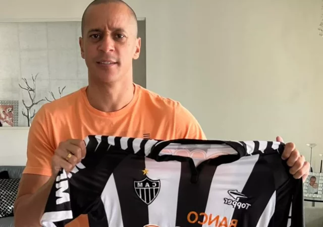 Derley avec le maillot N°49 de Ronaldinho