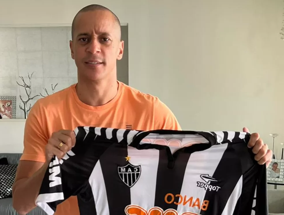 Derley avec le maillot N°49 de Ronaldinho