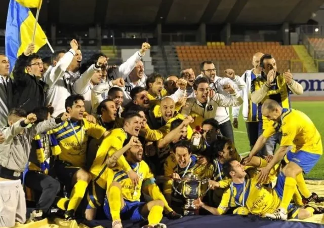 les joueurs de la Fiorita célèbrent le titre de la Coppa Titano