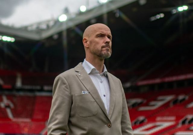 Erik Ten Hag dans le stade de manchester united