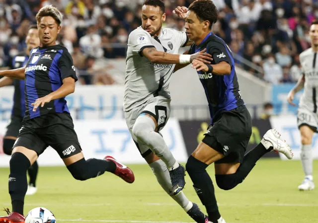 Neymar face aux défenseurs du Gamba Osaka lors du dernier match de la tournée du PSG au Japon pour préparer la saison 2022-2023
