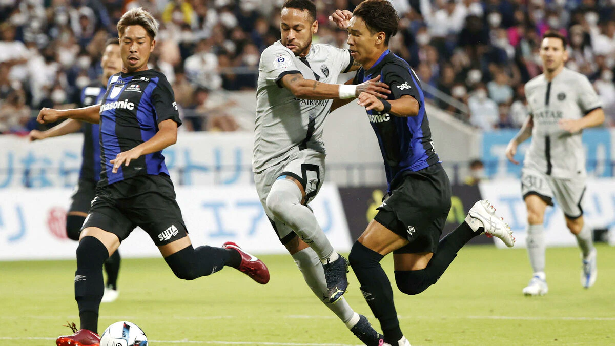 Neymar face aux défenseurs du Gamba Osaka lors du dernier match de la tournée du PSG au Japon pour préparer la saison 2022-2023