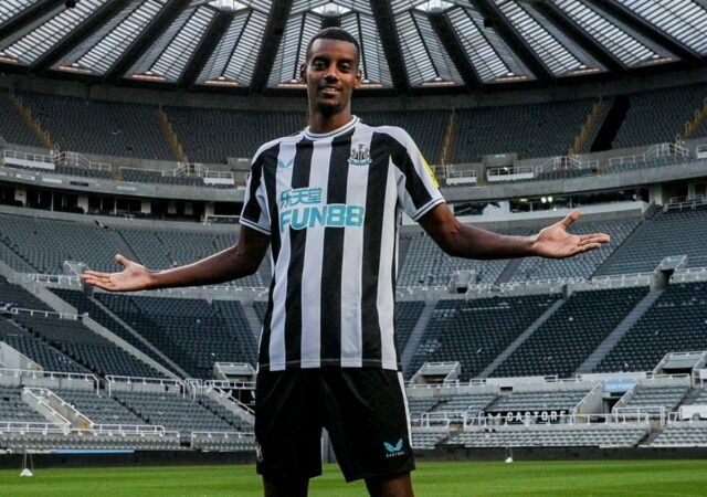 Alexander Isak lors de sa signature avec le club de Newcastle