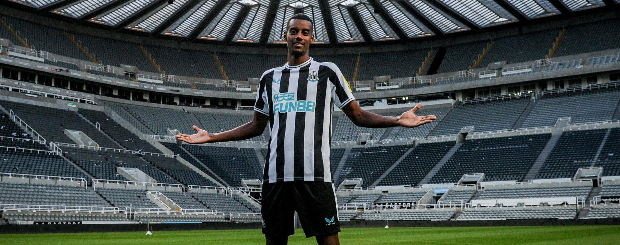 Alexander Isak lors de sa signature avec le club de Newcastle