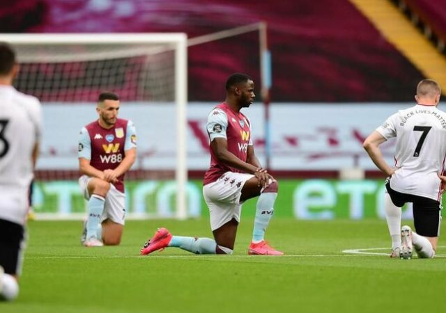 Les joueurs d'Aston Villa et de Sheffield United posent le genou à terre en soutien du mouvement Black Lives Matters