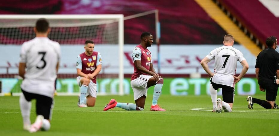 Les joueurs d'Aston Villa et de Sheffield United posent le genou à terre en soutien du mouvement Black Lives Matters