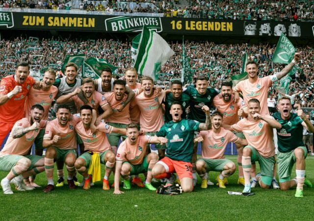 Les joueurs du Werder Brême fêtent la victoire face au Borussia Dortmund