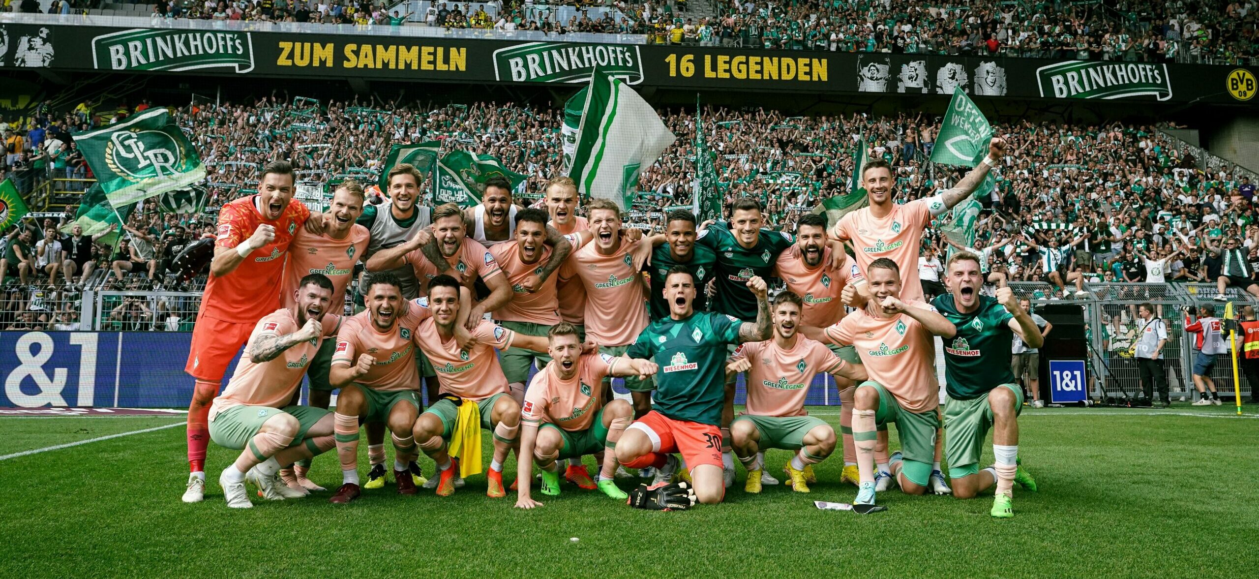 Les joueurs du Werder Brême fêtent la victoire face au Borussia Dortmund