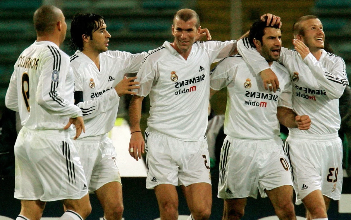 photo des galacticos du real madrid, zidane, raul, figo, ronaldo beckham