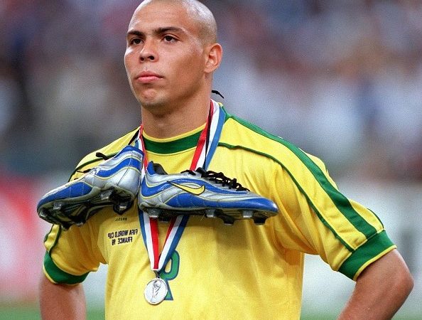Ronaldo avec le Brésil lors de la finale de la coupe du monde 1998 portant sa médaille et les Nike R9 autour du cou