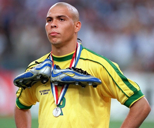 Ronaldo avec le Brésil lors de la finale de la coupe du monde 1998 portant sa médaille et les Nike R9 autour du cou