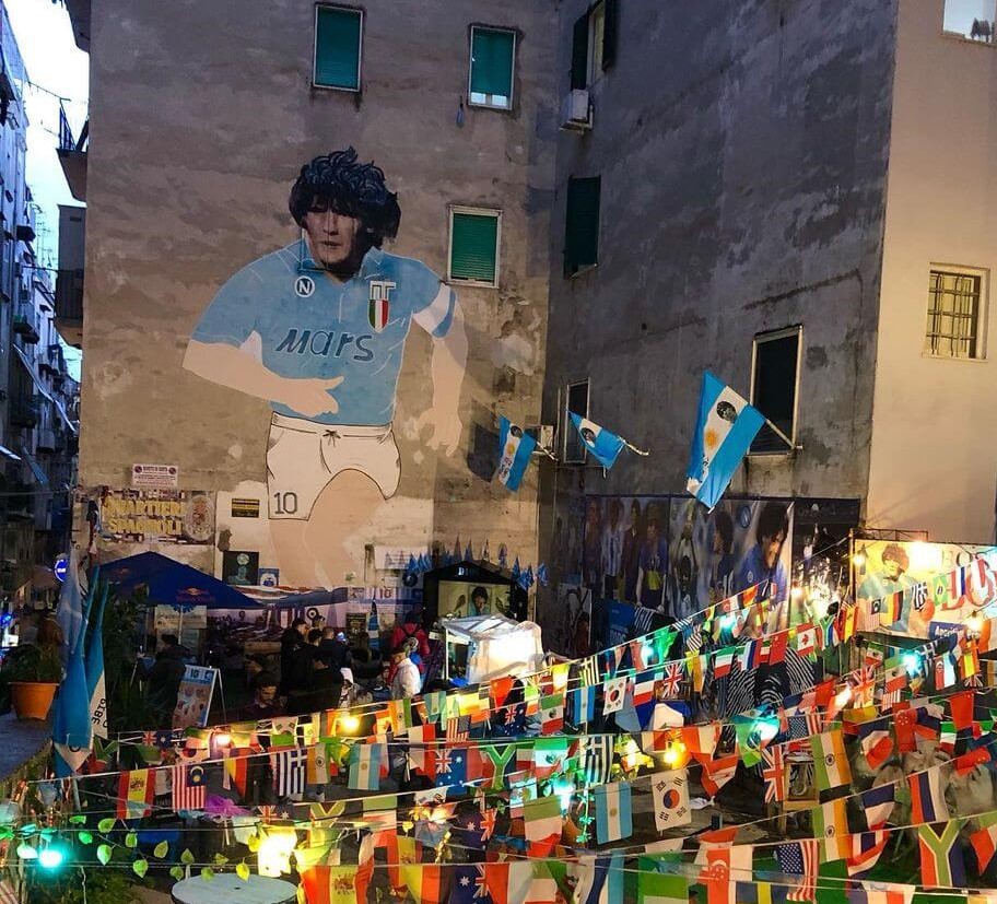 fresque Maradona dans les quartiers espagnols à Naples