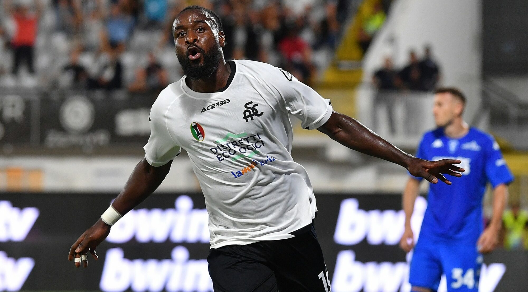 M'Bala Nzola sous les couleurs de Spezia Calcio