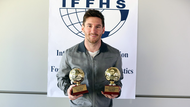 Lionel Messi a remporté 5 trophées du « Meilleur meneur de jeu de l'année » de l'IFFHS (IFFHS)